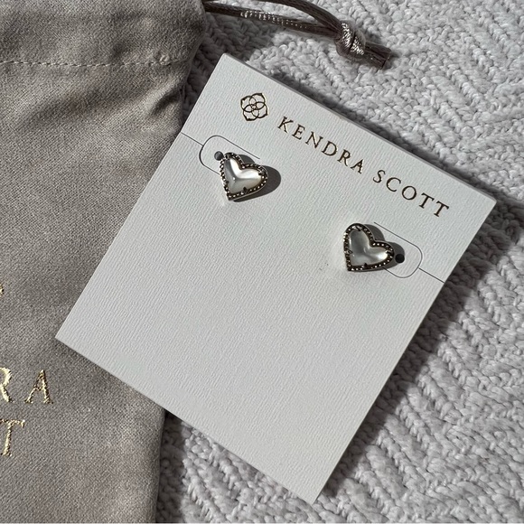 Kendra Scott Jewelry - kendra scott / ari heart silver stud earrings in ivory mother of pearl